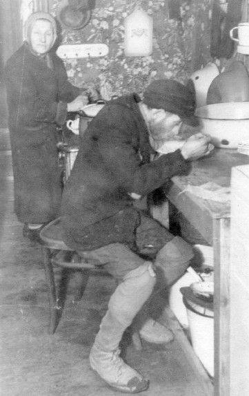 Relatives of the photographer Mendel Grosman in the Lodz ghetto.